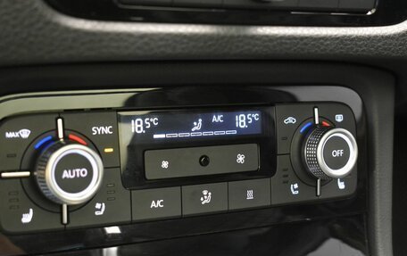 Volkswagen Touareg III, 2017 год, 3 699 000 рублей, 21 фотография