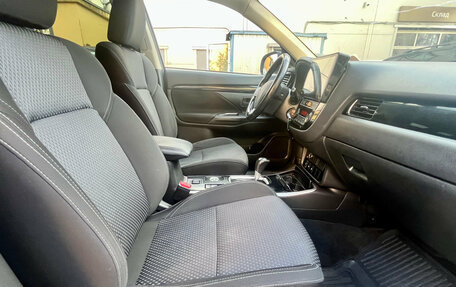 Mitsubishi Outlander III рестайлинг 3, 2019 год, 1 415 000 рублей, 9 фотография