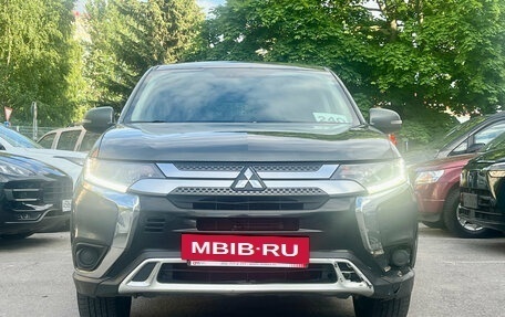 Mitsubishi Outlander III рестайлинг 3, 2019 год, 1 415 000 рублей, 2 фотография