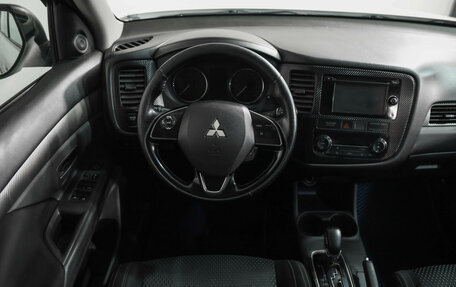 Mitsubishi Outlander III рестайлинг 3, 2016 год, 1 399 000 рублей, 11 фотография