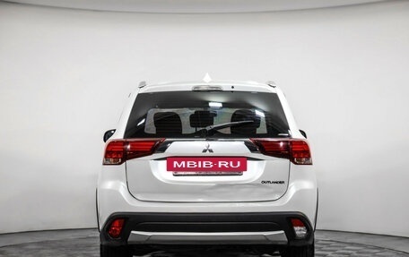 Mitsubishi Outlander III рестайлинг 3, 2016 год, 1 399 000 рублей, 7 фотография