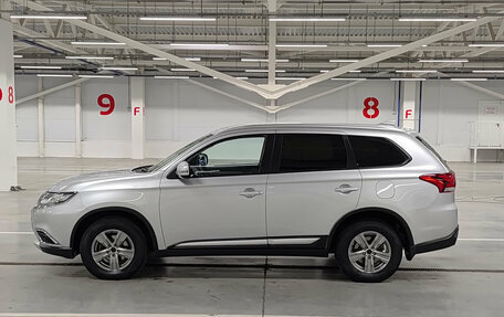 Mitsubishi Outlander III рестайлинг 3, 2018 год, 1 890 000 рублей, 10 фотография