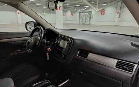 Mitsubishi Outlander III рестайлинг 3, 2018 год, 1 890 000 рублей, 13 фотография