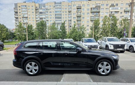 Volvo V60 Cross Country II, 2019 год, 3 450 000 рублей, 4 фотография