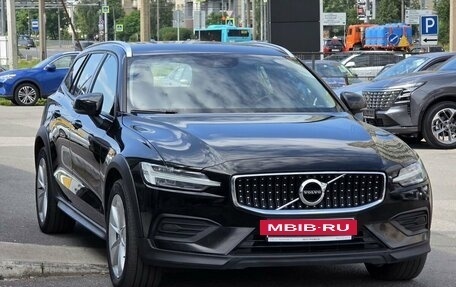 Volvo V60 Cross Country II, 2019 год, 3 450 000 рублей, 3 фотография