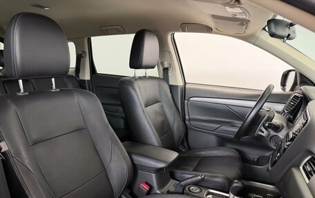 Mitsubishi Outlander III рестайлинг 3, 2014 год, 1 350 000 рублей, 27 фотография