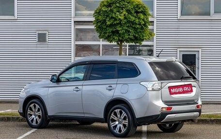 Mitsubishi Outlander III рестайлинг 3, 2014 год, 1 295 000 рублей, 4 фотография