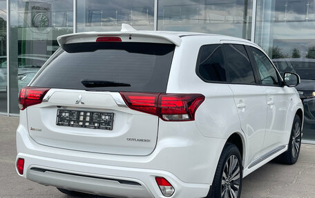 Mitsubishi Outlander III рестайлинг 3, 2022 год, 2 590 000 рублей, 6 фотография