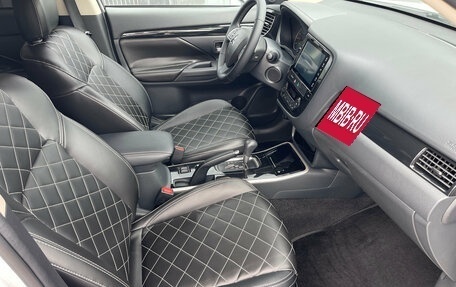 Mitsubishi Outlander III рестайлинг 3, 2022 год, 2 590 000 рублей, 13 фотография