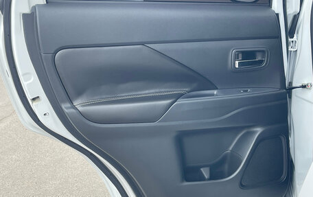 Mitsubishi Outlander III рестайлинг 3, 2022 год, 2 590 000 рублей, 18 фотография