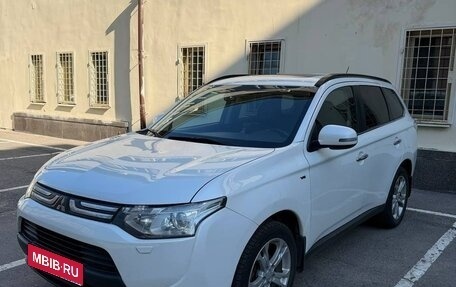 Mitsubishi Outlander III рестайлинг 3, 2013 год, 1 900 000 рублей, 1 фотография