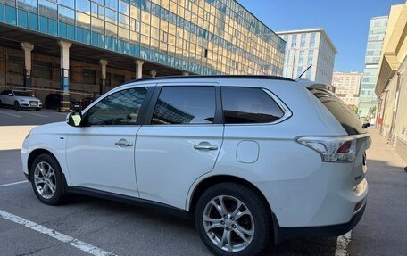 Mitsubishi Outlander III рестайлинг 3, 2013 год, 1 900 000 рублей, 6 фотография