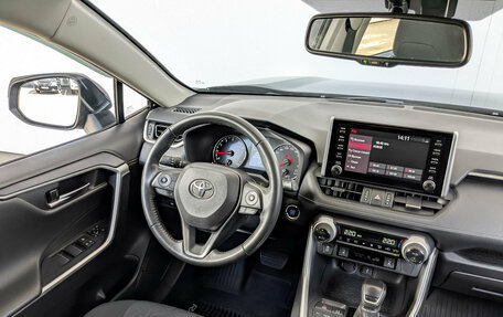 Toyota RAV4, 2021 год, 3 830 000 рублей, 28 фотография