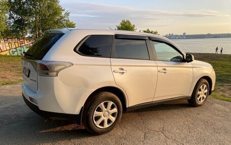 Mitsubishi Outlander III рестайлинг 3, 2013 год, 980 000 рублей, 3 фотография