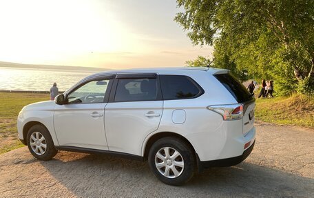 Mitsubishi Outlander III рестайлинг 3, 2013 год, 980 000 рублей, 4 фотография