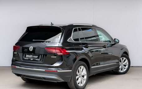 Volkswagen Tiguan II, 2018 год, 2 355 000 рублей, 5 фотография