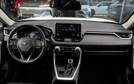 Toyota RAV4, 2021 год, 3 320 000 рублей, 10 фотография
