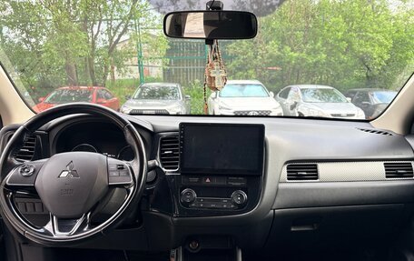 Mitsubishi Outlander III рестайлинг 3, 2016 год, 1 700 000 рублей, 4 фотография