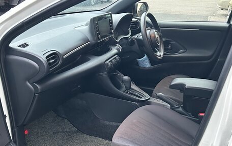Toyota Yaris, 2021 год, 1 250 000 рублей, 21 фотография