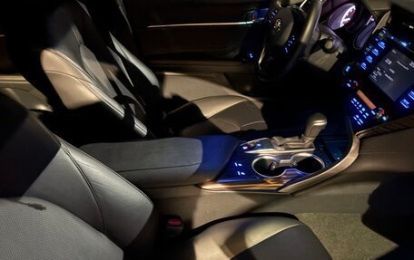 Toyota Camry, 2019 год, 2 300 000 рублей, 4 фотография