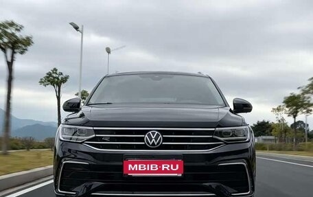 Volkswagen Tiguan II, 2023 год, 3 698 852 рублей, 2 фотография