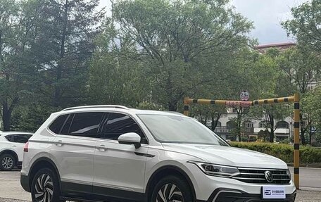 Volkswagen Tiguan II, 2023 год, 2 703 000 рублей, 3 фотография