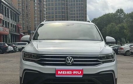 Volkswagen Tiguan II, 2023 год, 2 703 000 рублей, 2 фотография