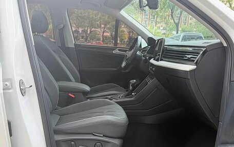Volkswagen Tiguan II, 2023 год, 2 703 000 рублей, 11 фотография
