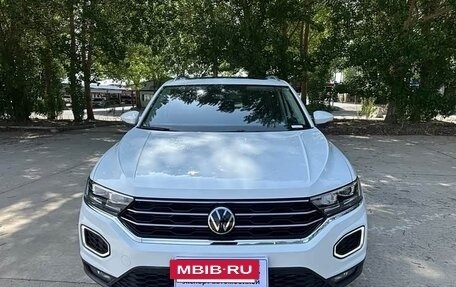 Volkswagen T-Roc I, 2023 год, 1 928 000 рублей, 2 фотография