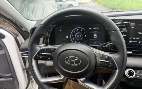 Hyundai Elantra, 2023 год, 1 370 000 рублей, 10 фотография