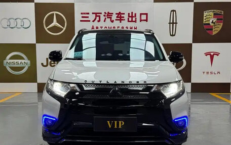 Mitsubishi Outlander III рестайлинг 3, 2022 год, 1 702 000 рублей, 2 фотография