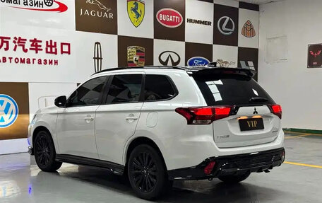 Mitsubishi Outlander III рестайлинг 3, 2022 год, 1 702 000 рублей, 4 фотография