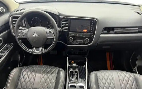 Mitsubishi Outlander III рестайлинг 3, 2022 год, 1 665 000 рублей, 8 фотография