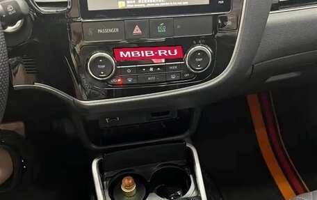 Mitsubishi Outlander III рестайлинг 3, 2022 год, 1 665 000 рублей, 11 фотография