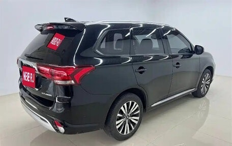 Mitsubishi Outlander III рестайлинг 3, 2022 год, 1 665 000 рублей, 6 фотография
