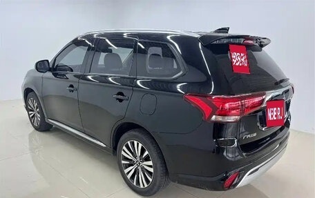Mitsubishi Outlander III рестайлинг 3, 2022 год, 1 665 000 рублей, 4 фотография