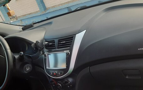 Hyundai Solaris II рестайлинг, 2011 год, 495 900 рублей, 4 фотография