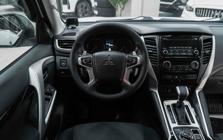 Mitsubishi Pajero Sport III рестайлинг, 2018 год, 2 590 000 рублей, 11 фотография