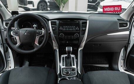 Mitsubishi Pajero Sport III рестайлинг, 2018 год, 2 590 000 рублей, 9 фотография