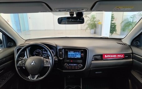 Mitsubishi Outlander III рестайлинг 3, 2016 год, 1 825 000 рублей, 10 фотография