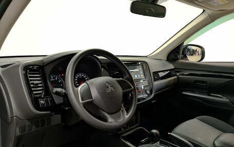 Mitsubishi Outlander III рестайлинг 3, 2019 год, 1 950 000 рублей, 16 фотография