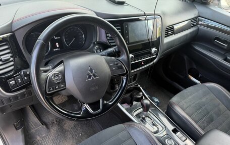 Mitsubishi Outlander III рестайлинг 3, 2021 год, 2 699 000 рублей, 3 фотография