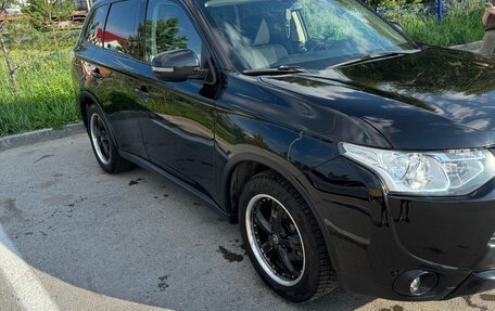 Mitsubishi Outlander III рестайлинг 3, 2014 год, 1 350 000 рублей, 4 фотография