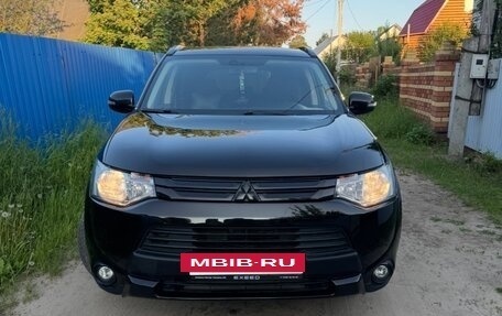 Mitsubishi Outlander III рестайлинг 3, 2014 год, 1 350 000 рублей, 2 фотография