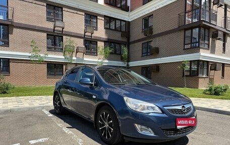 Opel Astra J, 2011 год, 725 000 рублей, 1 фотография