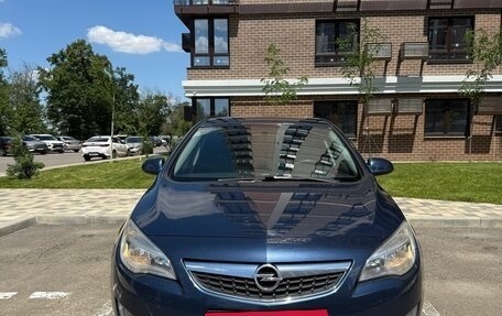Opel Astra J, 2011 год, 725 000 рублей, 2 фотография