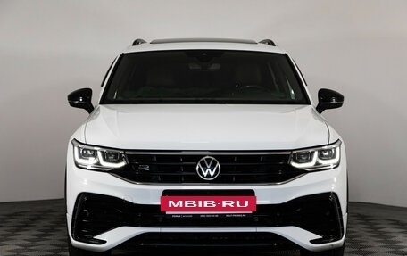 Volkswagen Tiguan II, 2021 год, 2 799 000 рублей, 2 фотография