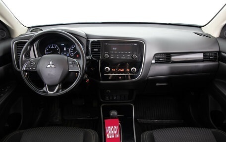 Mitsubishi Outlander III рестайлинг 3, 2021 год, 2 599 000 рублей, 10 фотография