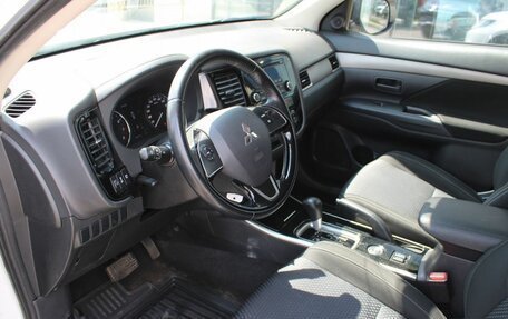 Mitsubishi Outlander III рестайлинг 3, 2017 год, 1 680 000 рублей, 16 фотография