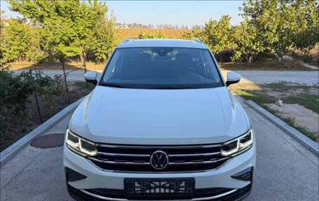 Volkswagen Tiguan, 2024 год, 2 400 000 рублей, 2 фотография